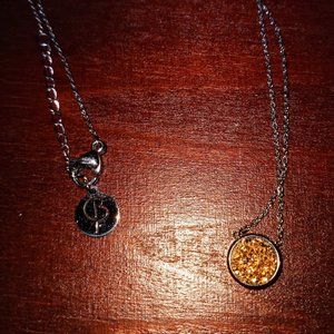 CAN ANYONE HELP ID THIS BRAND OF NECKLACE? HELP :)